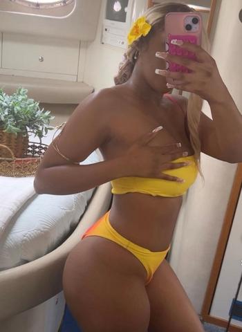 Rose , 25  female escort, Milwaukee